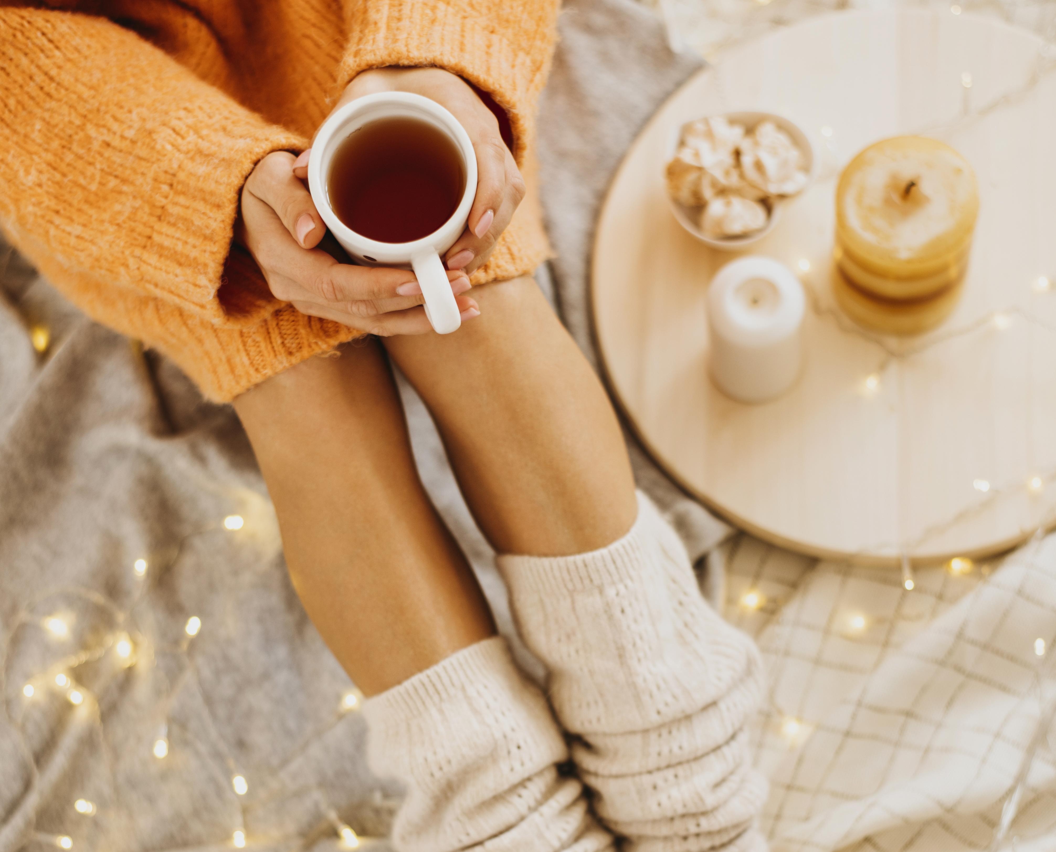 mujer-de-alto-angulo-disfrutando-de-las-vacaciones-de-invierno-con-una-taza-de-te.jpg